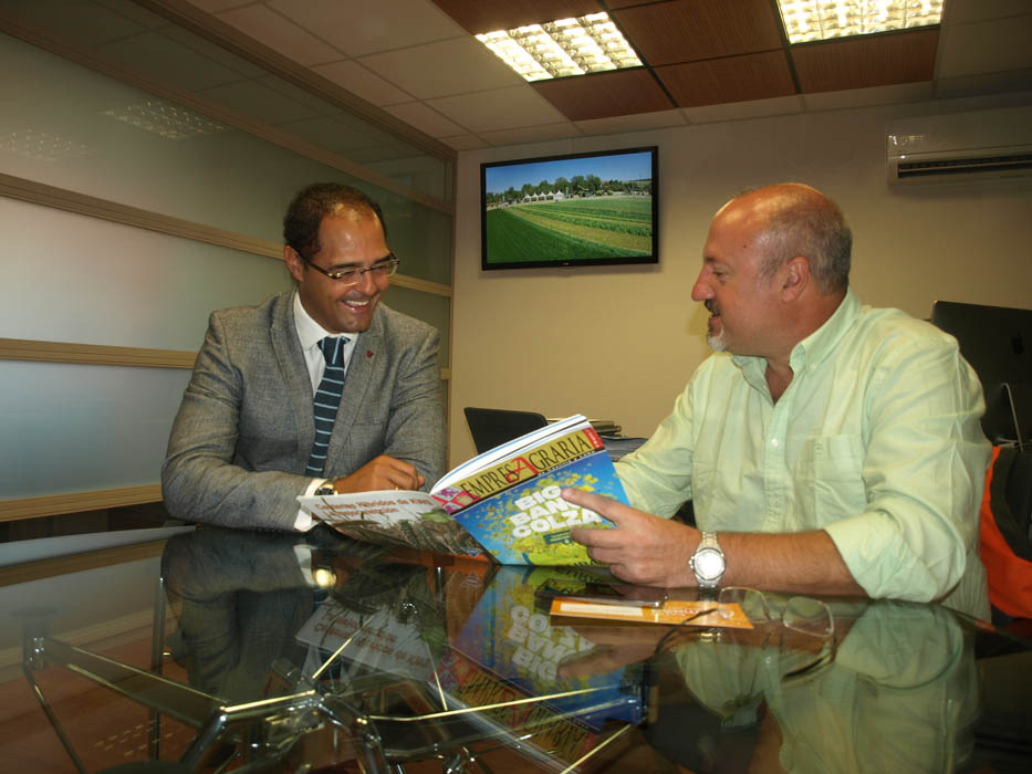 Jorge Iglesias conversa con el coordinador de Empresa Agraria, Lucio Fernández durante la entrevista.