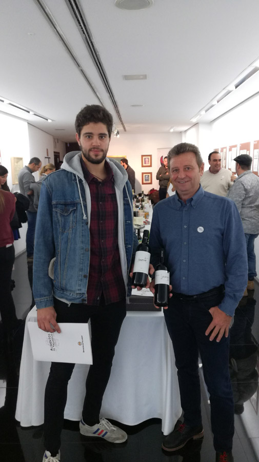 Pablo Calleja Zamora y Honorato Calleja González posan con las botellas de Jaramiel y Honorato, vinos de su bodega de Amusquillo adherida a esta marca.