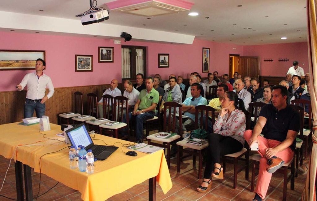 EL PUBLICO SIGUE LA explicion de la charla de agroaguilar soaga