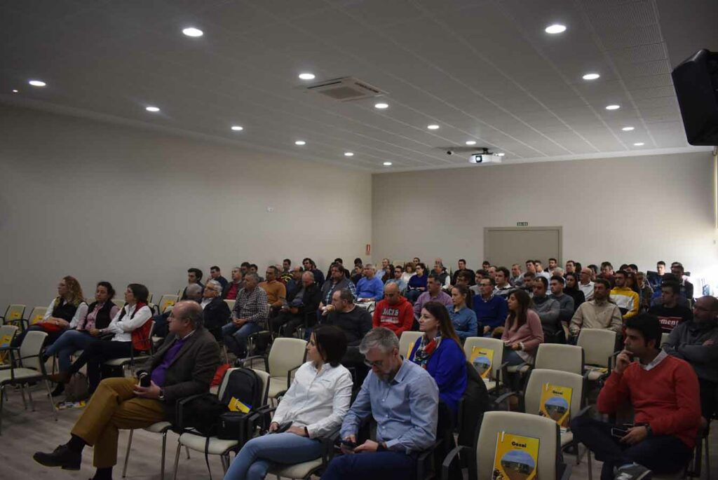 Agricultores y estudiantes siguieron atentos las conferencias