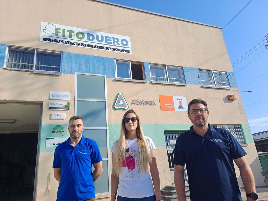 Rubén y Gloria junto a Ángel en la sede central de Fitoduero.