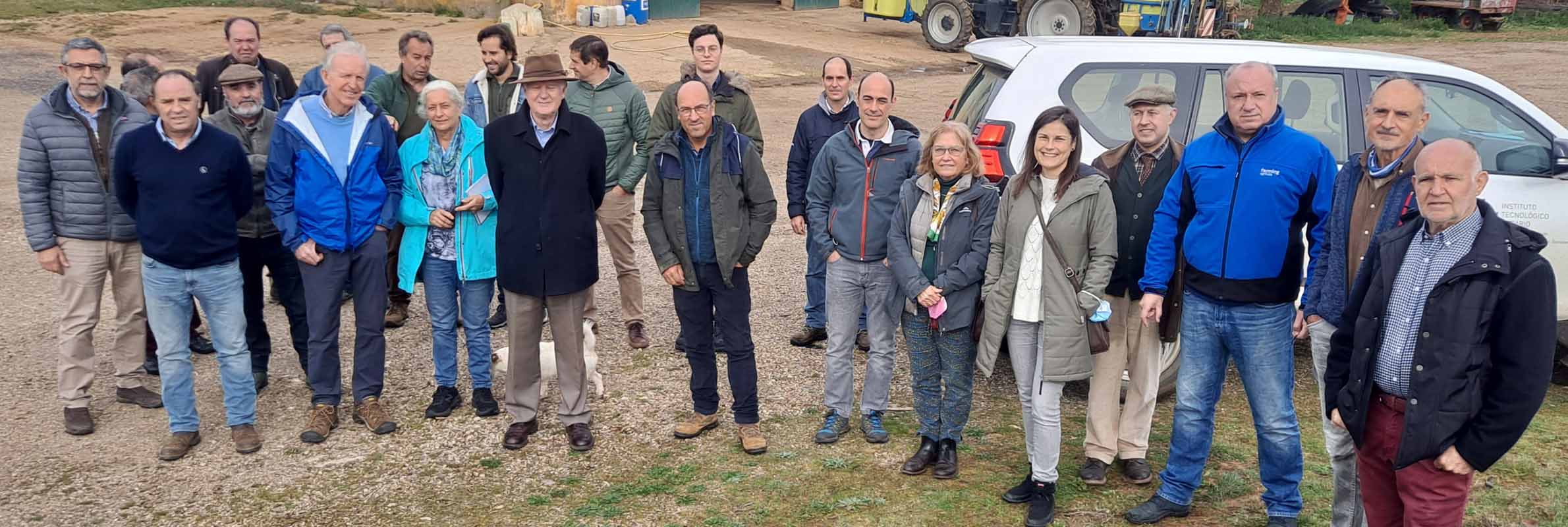 Agricultores de AVAC acompañaron a los investigadores australianos en su visita a las explotaciones de Agricultura de Conservación vallisoletanas. La foto refleja el momento del encuentro en la Finca Monte Rocío de Valladolid.
