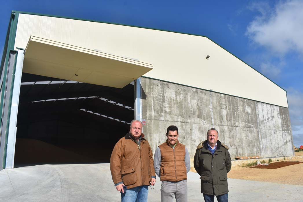 : Lucio Fernández (Empresa Agraria), Raúl Martín (Navistahl) y Lucas González (Cereales y Abonos González Quiroga) frente a la última nave construida por Navistahl en las instalaciones de esta empresa en Palazuelo de Vedija.