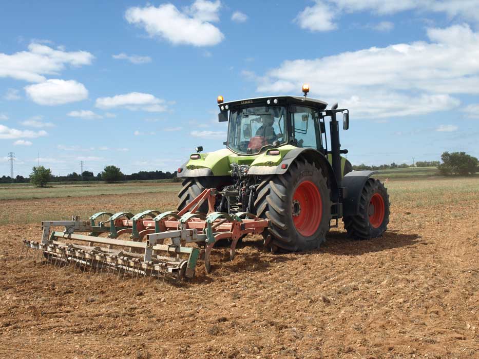 Estudiante realizando prácticas con tractor