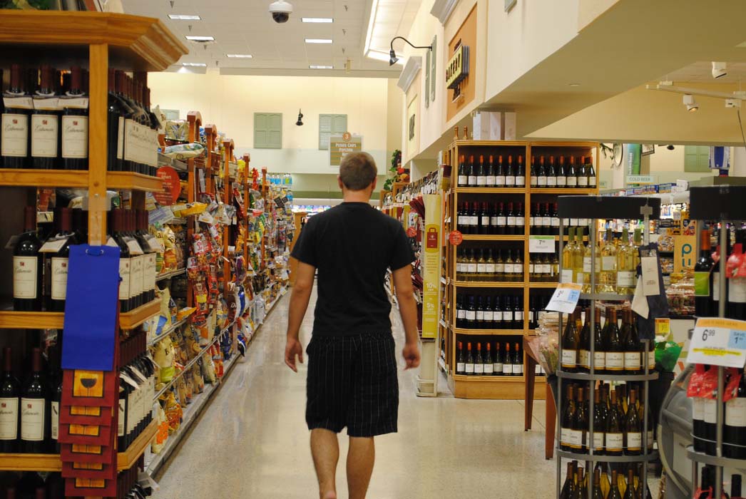 comprando vino en el supermercado