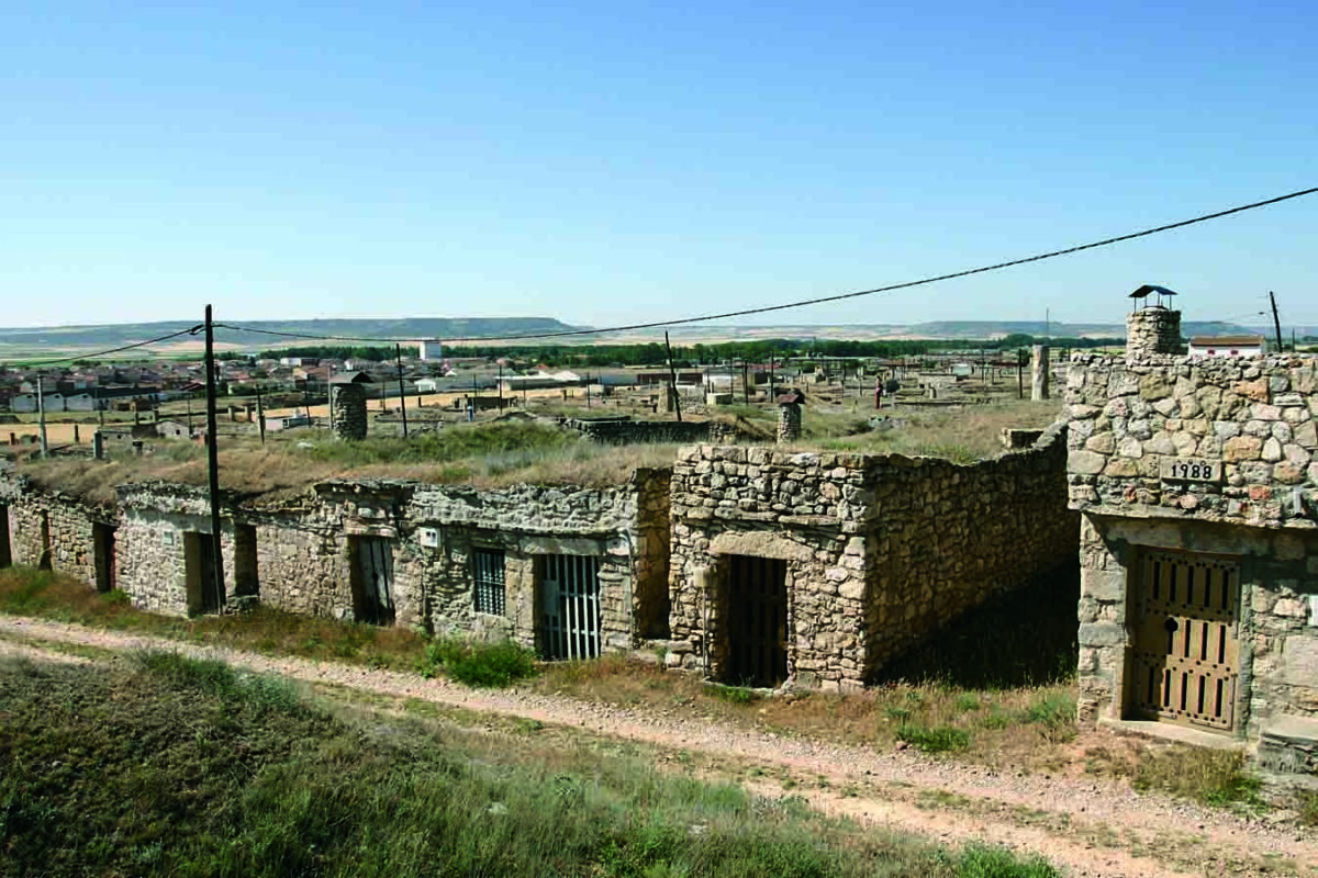 Torquemada el mayor barrio de bodegas tradicionales subterráneas