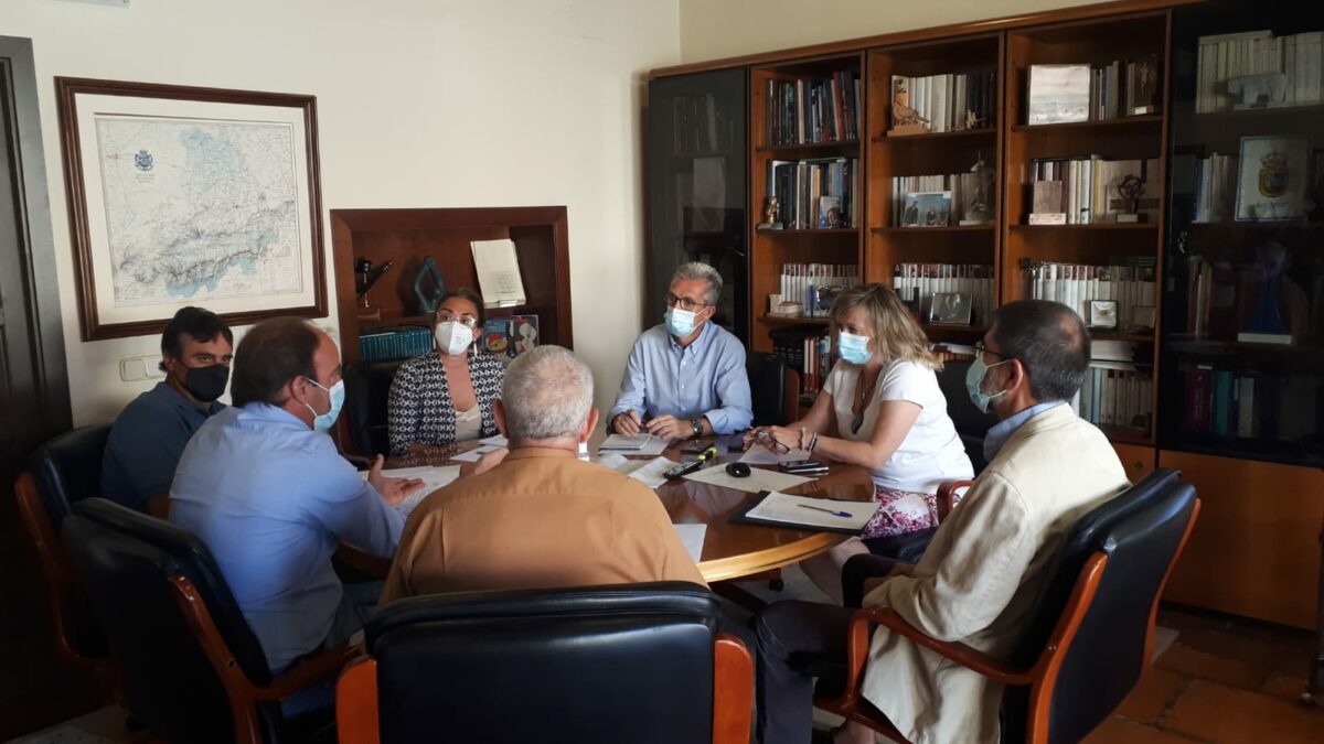 Reunión de la Junta para conocer las necesidades de los agricultores y ganaderos afectados por el incendio de Navalacruz