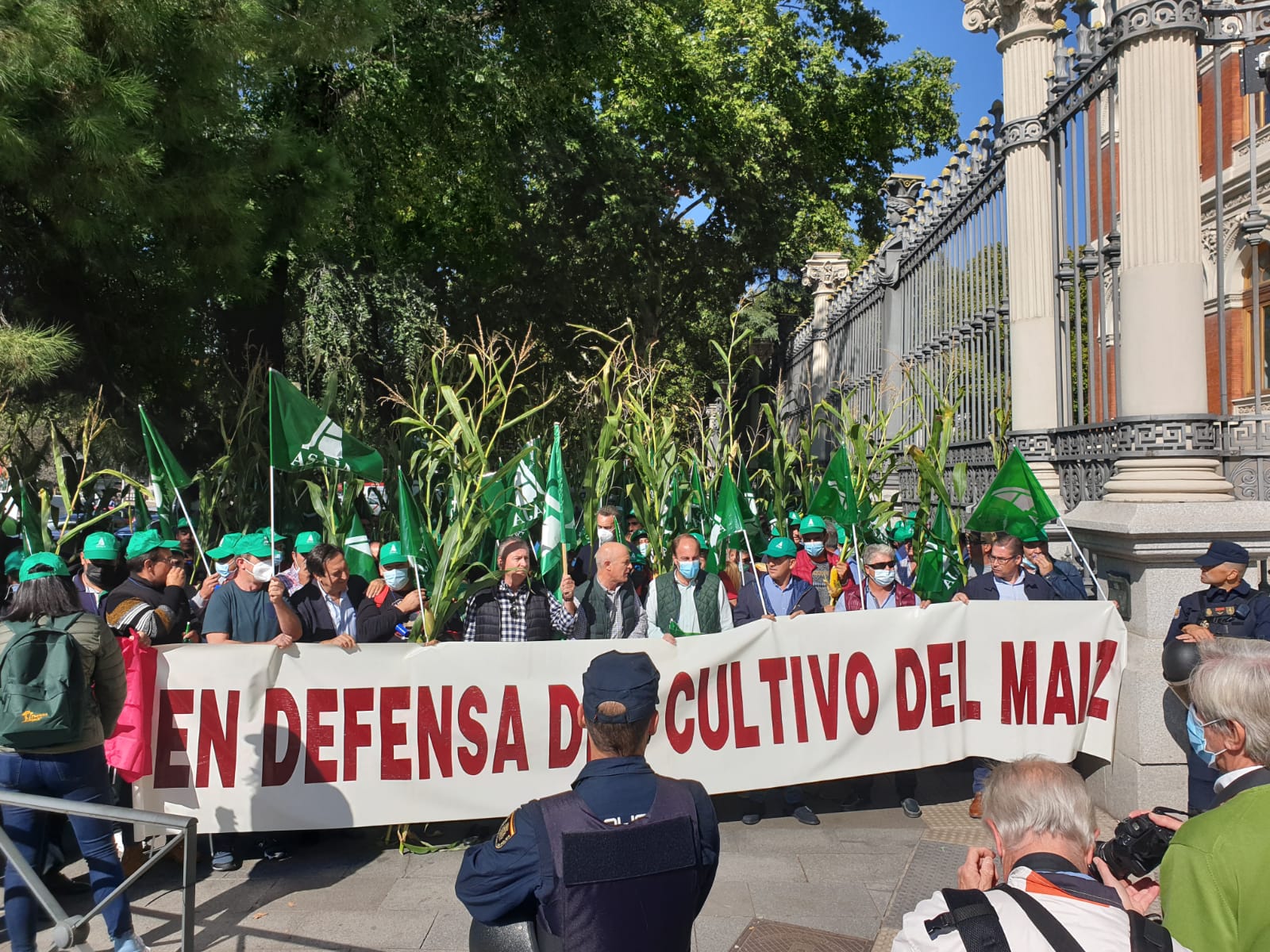 Los cultivadores de maíz se manifiestan frente al MAPA contra “la cabezonería del Gobierno”