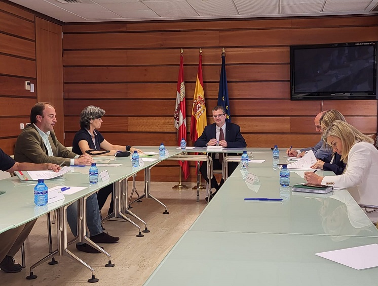 La Consejería de Agricultura y la Interprofesional de la Patata de Castilla y León abordan la situación del sector