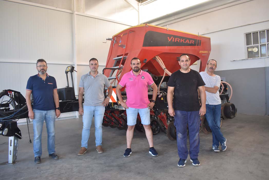 José Roales Martín, Jesús Manuel y Gustavo García, Yojanan Ramos y Dioni Jiménez en las instalaciones de Talleres Argasa en Tordehumos.