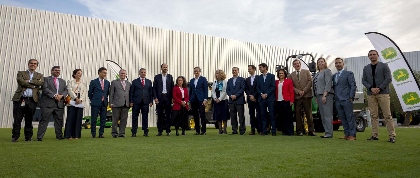 John Deere inaugura en España su primer centro de innovación europeo para cultivos de alto valor