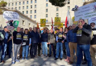 ASAJA reclama a las puertas del ministerio de transición ecológica reconocimiento y respeto para el sector agroganadero