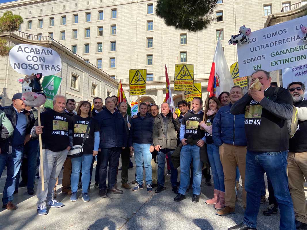 ASAJA reclama a las puertas del ministerio de transición ecológica reconocimiento y respeto para el sector agroganadero