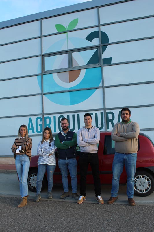 Laura de Santos, Macarena Valdivieso, Fernando Almanza, David Vallejo y Juan Espinilla en la sede de O2 Agricultura en Zaratán. 
