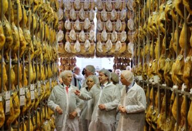 Mañueco defiende al sector cárnico y destaca la importancia del porcino de Castilla y León con un valor en torno a los 1.200 millones