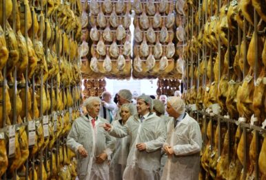 Mañueco defiende al sector cárnico y destaca la importancia del porcino de Castilla y León con un valor en torno a los 1.200 millones