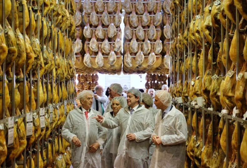 Mañueco defiende al sector cárnico y destaca la importancia del porcino de Castilla y León con un valor en torno a los 1.200 millones