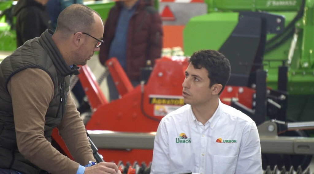 Pepe Romano, delegado de AG-GROUP, charla con Felipe Urbón Gallardo, durante Agraria 2023.
