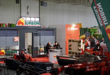 Urbón reúne casi medio centenar de máquinas en la Feria Agraria 2023 de Valladolid