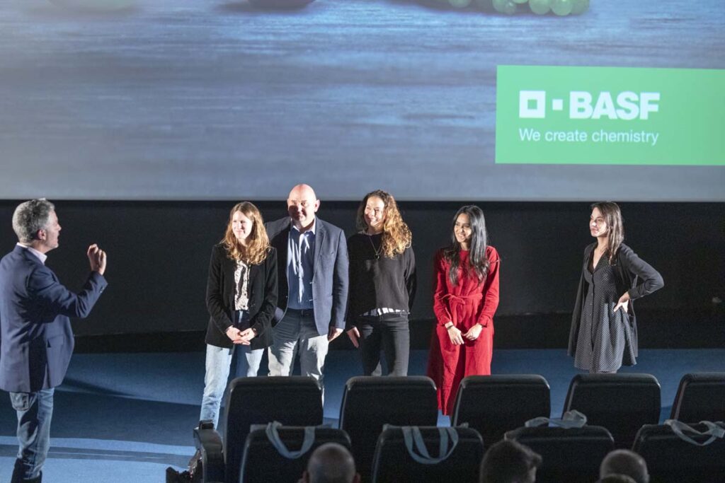 Patricio Fitz saludando al equipo de cultivos de viña y frutales, entre los que se encuentran Lidia Paredes, Responsable Cultivos de Viña y Frutales y Miquel Sans, Responsable Técnico Cultivos de Viña, Uva de Mesa y Frutales