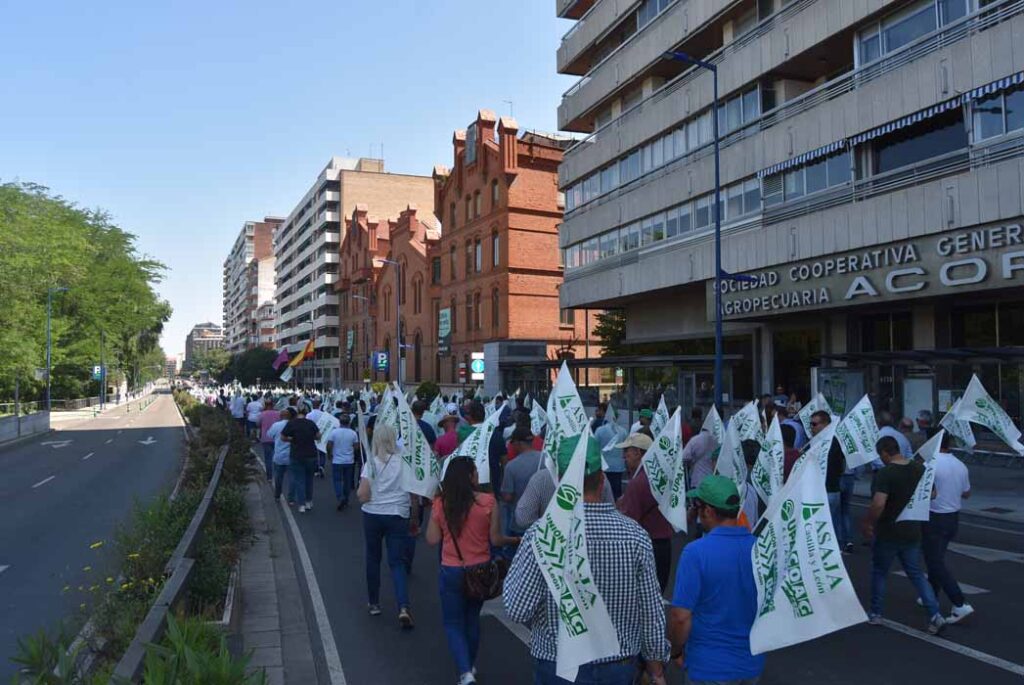 Agricultores y ganaderos de Castilla y León se manifiestan frente a Consejería y Gobierno para exigir ayudas urgentes por la sequía