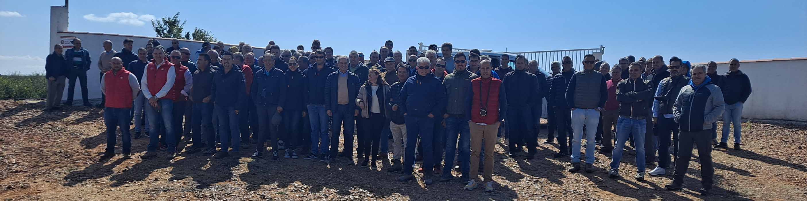 Foto de familia de organizadores, ponentes y asistentes en la finca de la Sociedad Valle el Cuco