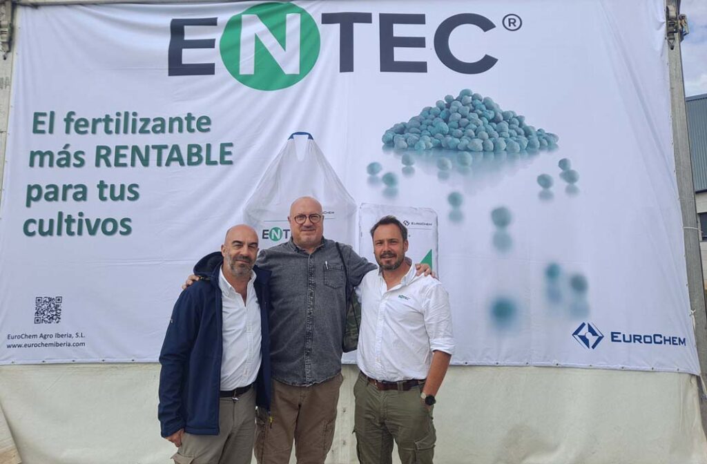 João Palha (EuroChem Agro Iberia), Lucio Fernández (Empresa Agraria) y Miguel Ángel González, (EuroChem Agro Iberia) durante nuestra visita a las jornadas.