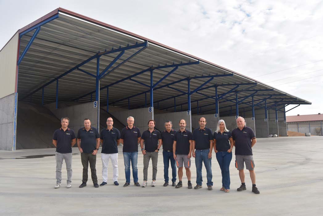 Parte de la plantilla de CEAVALL en la sede de Cigales con las nuevas instalaciones construidas al fondo.