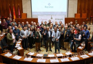Medio centenar de bodegueros y empresarios vinculados al sector abordan la sostenibilidad en el encuentro ‘La luz del vino’