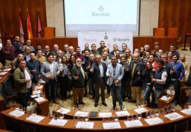 Medio centenar de bodegueros y empresarios vinculados al sector abordan la sostenibilidad en el encuentro ‘La luz del vino’