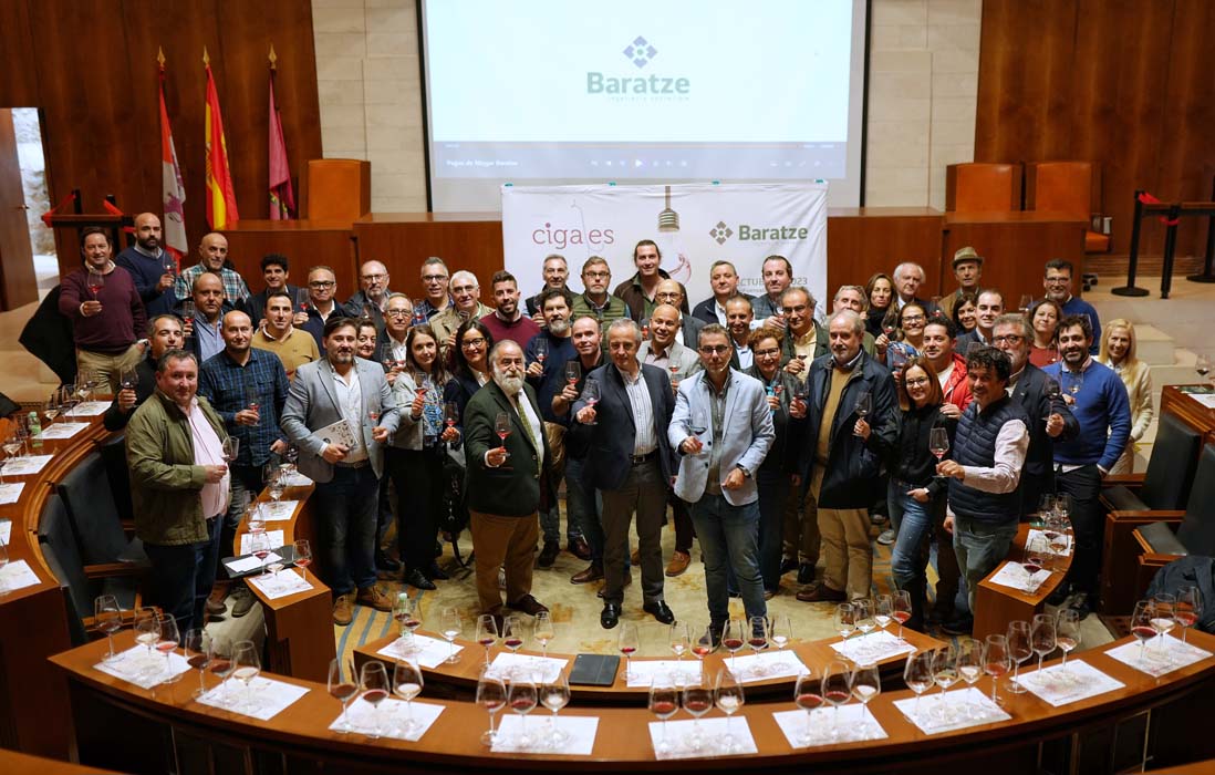 Medio centenar de bodegueros y empresarios vinculados al sector abordan la sostenibilidad en el encuentro ‘La luz del vino’