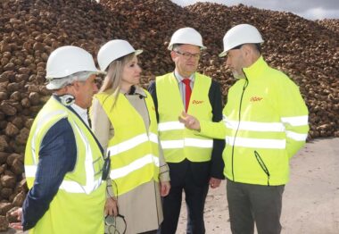 El consejero de Agricultura reitera el apoyo al sector remolachero en su visita a las instalaciones de ACOR 