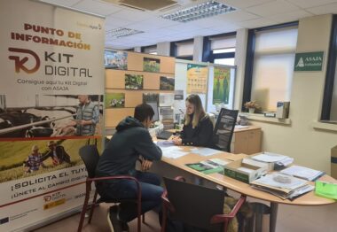 Un joven recibe información sobre el Kit Digital.