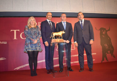 Dueñas se compromete a proteger al toro de lidia, los ganaderos y la tauromaquia en la gala del Toro de Oro