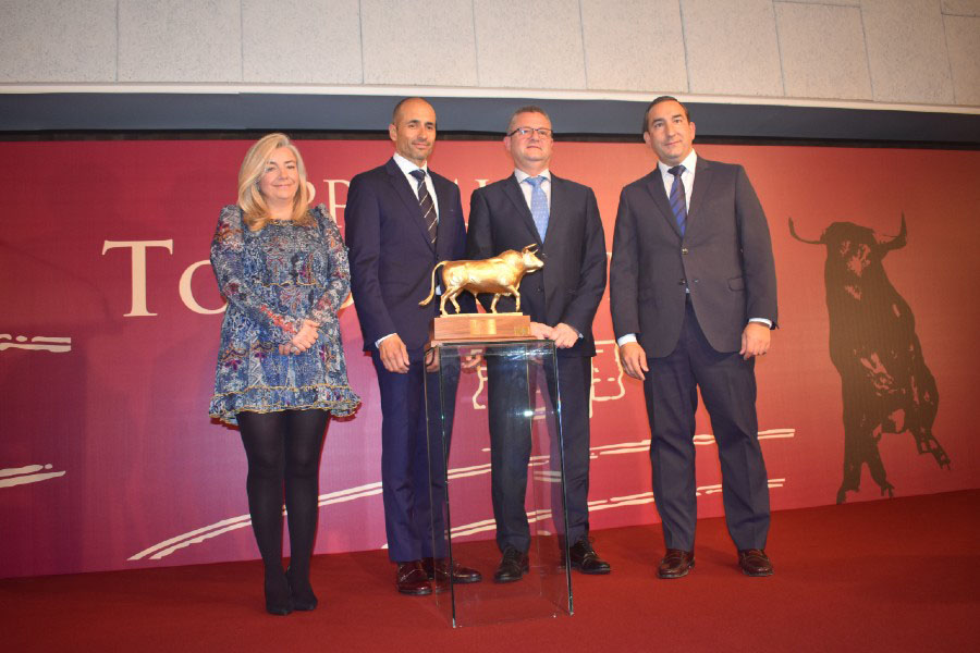 Dueñas se compromete a proteger al toro de lidia, los ganaderos y la tauromaquia en la gala del Toro de Oro