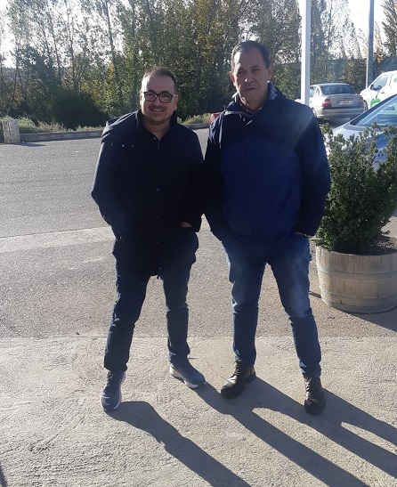 Luis Alfonso Calvo, acompañado de Javier Casero, agricultor en Hornillos de Cerrato (Palencia), cliente de Agrostock con Kaliter Force para cereal y Elicitech Minetor para alfalfa.