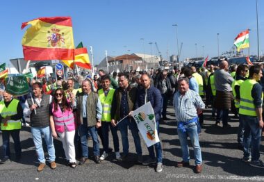 Agricultores de Castilla y León respaldan la protesta en el Puerto de Santander para denunciar la ruina del cereal