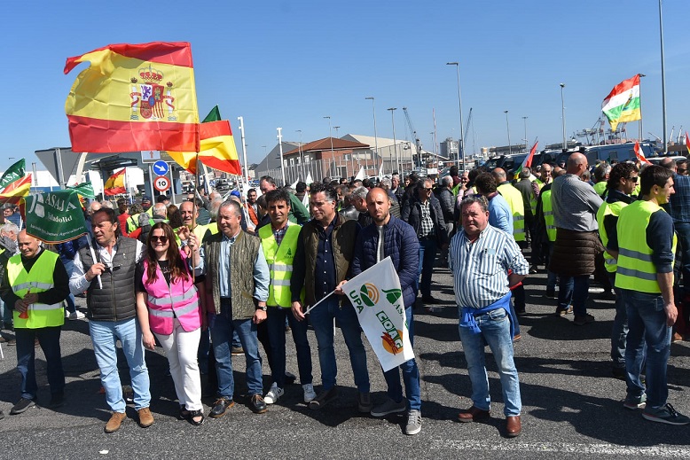 Agricultores de Castilla y León respaldan la protesta en el Puerto de Santander para denunciar la ruina del cereal