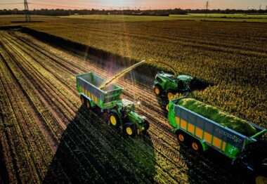 John Deere presenta sus nuevas picadoras de forraje autopropulsadas F8 y F9