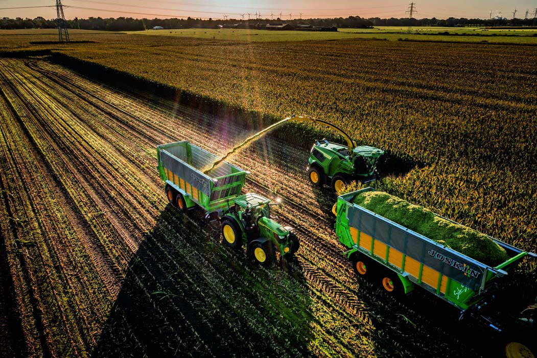 John Deere presenta sus nuevas picadoras de forraje autopropulsadas F8 y F9