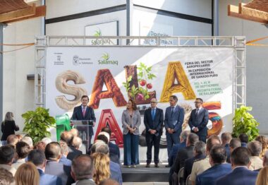Fernández Mañueco anuncia un plan para reforzar la ganadería extensiva de Castilla y León durante la inauguración de Salamaq25