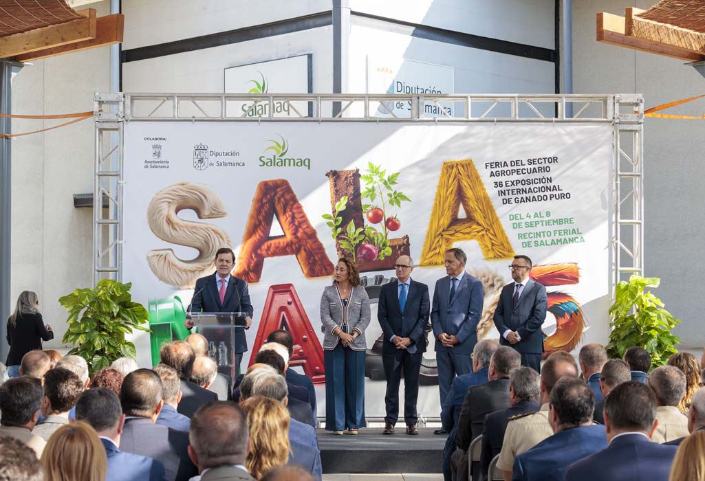 Fernández Mañueco anuncia un plan para reforzar la ganadería extensiva de Castilla y León durante la inauguración de Salamaq25