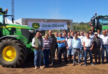 Agrícola Castellana presenta la nueva serie 6M de John Deere a los alumnos de INEA