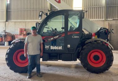 Eficiencia diaria, así trabaja el manipulador telescópico Bobcat TL38.70HF Agri*** en una explotación ovina