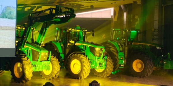 John Deere presenta sus novedades de maquinaria en el Parla Innovation Center con foco en las series 6M, 6R y 8R